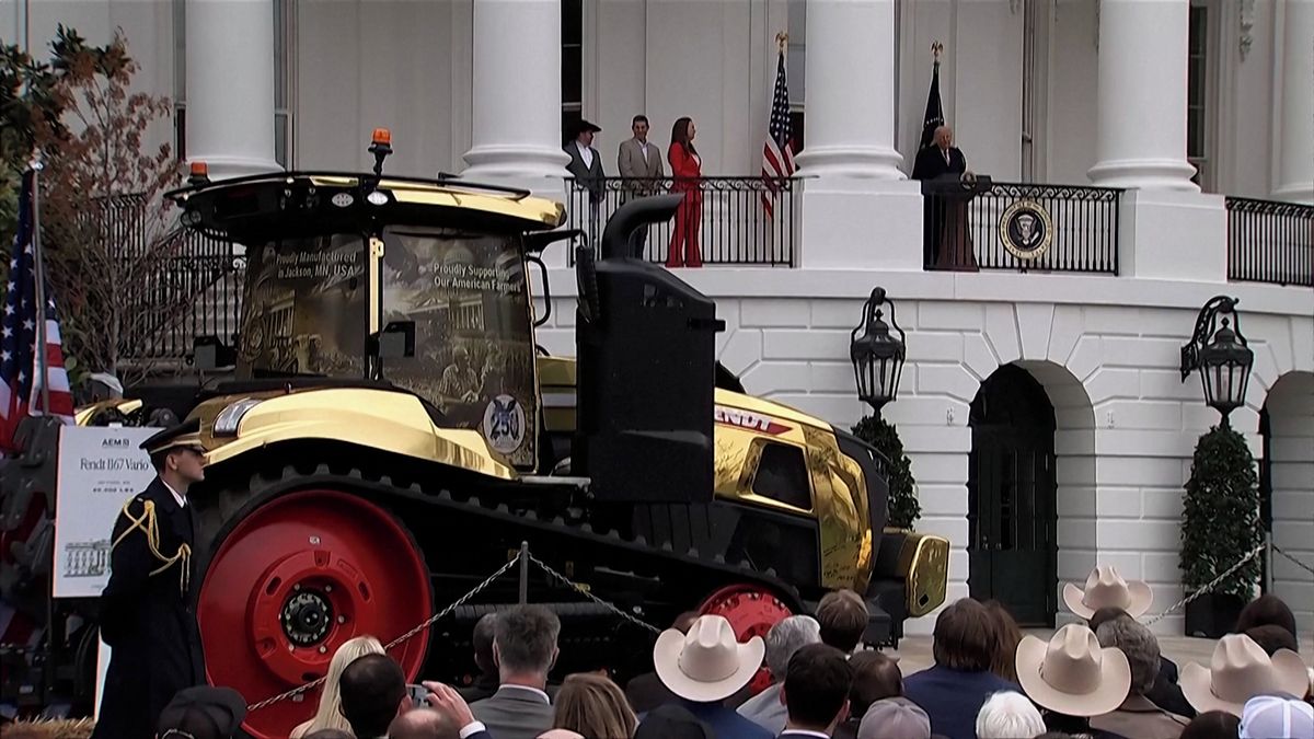 „To je dárek pro mě?“ Trump obdivoval zlatý traktor zaparkovaný u Bílého domu